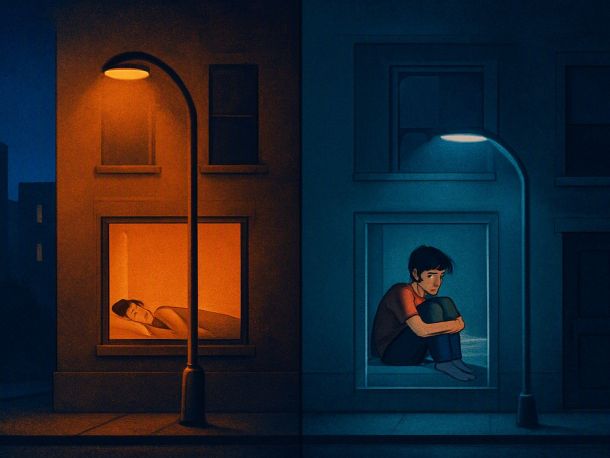 Ночная улица многоэтажек: слева тёплый оранжевый фонарь и тёмное окно со спящим силуэтом, справа холодный бело-голубой фонарь, свет которого бьёт в окно подростка, сидящего на кровати без сна. Контраст тепла и холода, тихая тревога.