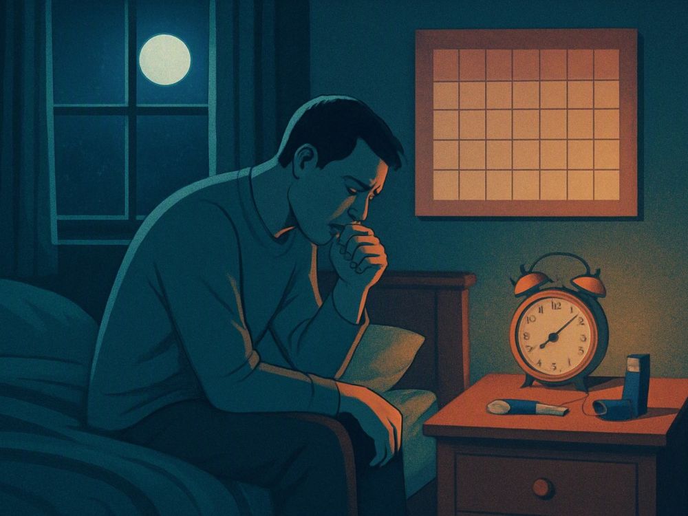 Ночная спальня: человек сидит на краю кровати, согнувшись в кашле, за окном луна. На тумбочке рядом с будильником лежит пикфлоуметр и ингалятор, на стене висит большой календарь с отмеченными осенними месяцами. Настроение тревожно-тихое, без текста.